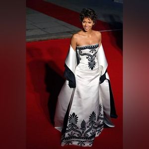 $9,800 OSCAR DE LA RENTA EXCLUS SILK EMBR RED CARPET BOND 007 RUNWAY GOWN US 6